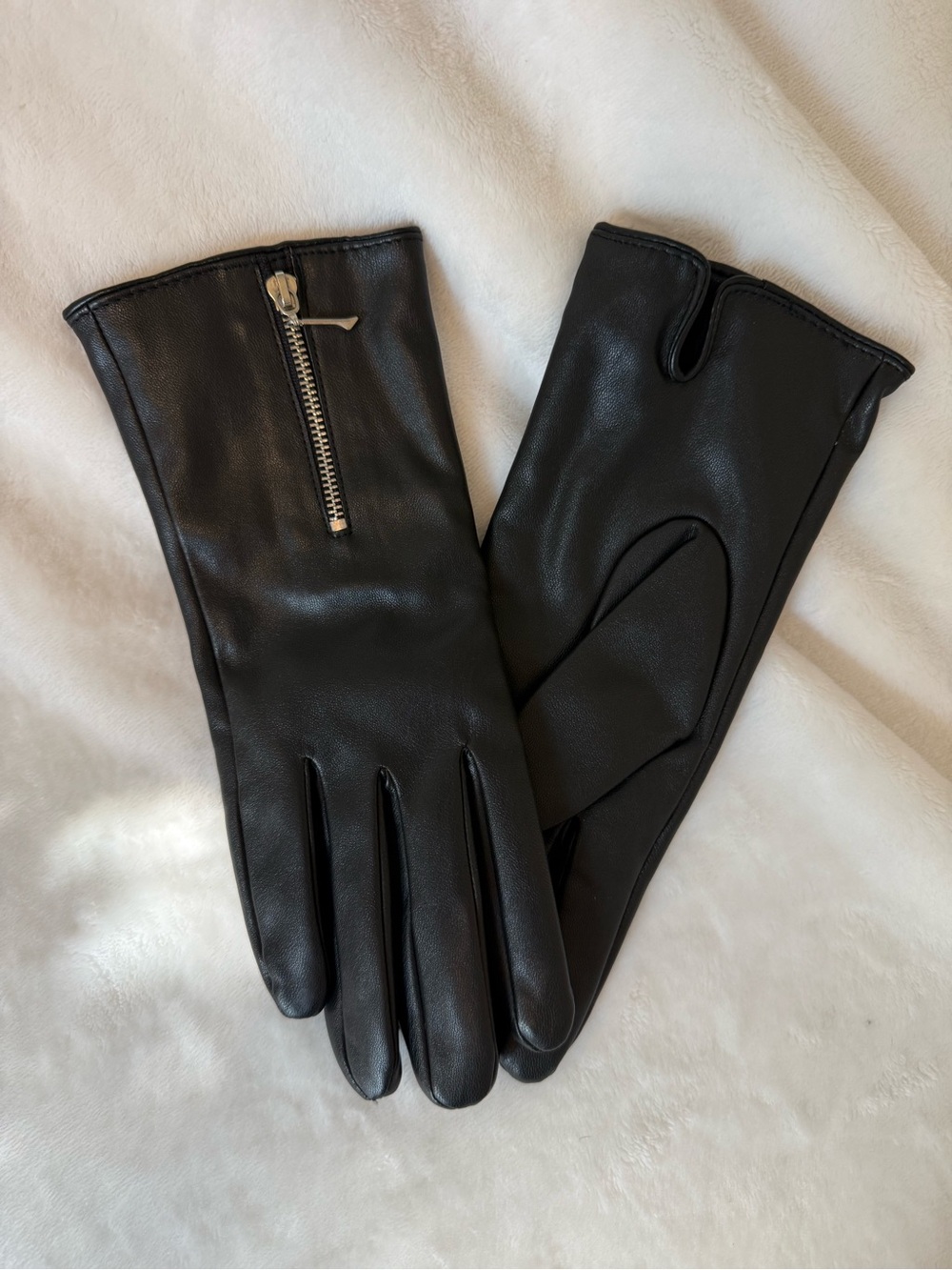 Women's Black Leather Zip-Accent Gloves